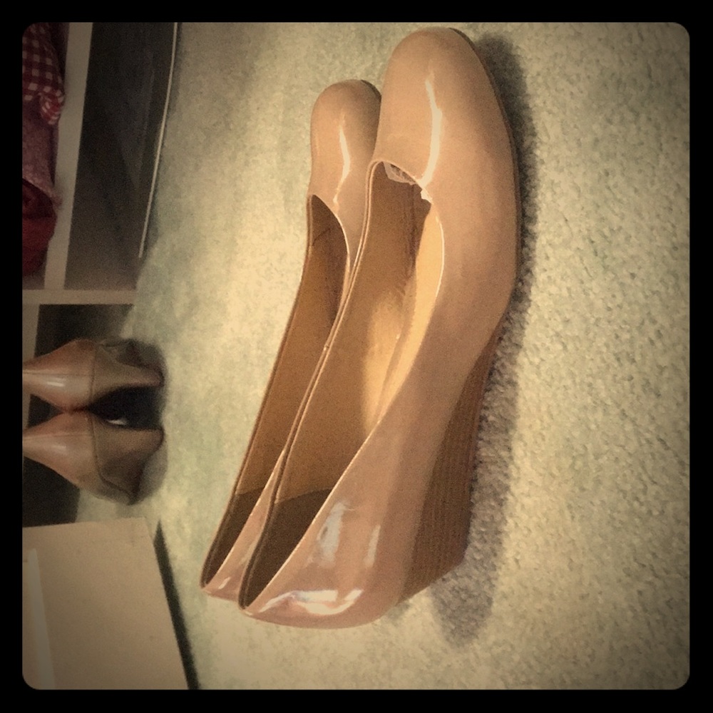 Cl laundry wedge close toe heels tan size 11